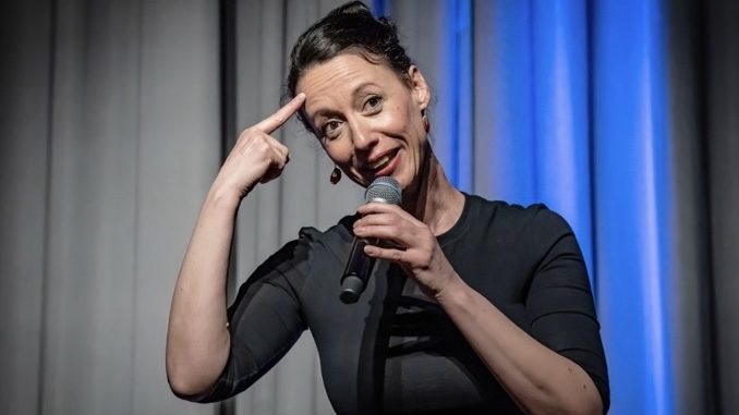 Alice Köfer - Stand-up-Comedy mit Gesangseinlagen.